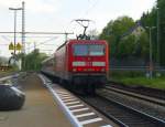 143 938 schiebt im Juli 2011 eine RB nach Bamberg aus dem Kronacher Bahnhof.