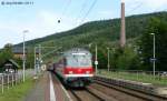 Eine Regionalbahn von Saalfeld nach Lichtenfels hlt am 3.8.11 in Unterloqitz.