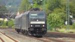 185 572-5 der MRCE fhrt am 2.06.2012 mit einen Unbekannten Wagen durch Kronach