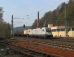 182 601 der SETG zieht am 23. April 2013 einen Flachwagenzug durch Kronach in Richtung Saalfeld.