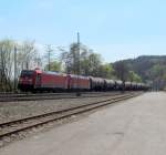 185 403  Green Cargo  und 185 402  Green Cargo  ziehen am 25. April 2013 einen Kesselwagenzug durch Kronach in Richtung Saalfeld.