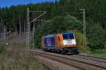 185 613 HUSA ist am 29.09.2013 auf der Frankenwaldbahn bei Steinbach am Wald gen Norden unterwegs.