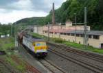 232 446-5 (V300.18) der SGL zieht am 12. Mai 2014 einen Schotterzug in den Bahnhof Kronach.