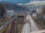 Blick von der Straenbrcke aus Richtung Ludwigstadt auf den Bahnbereich in Probstzella. Links erkennt man die 145 023 und die betagte 194 580-7 die hier teilweise als Schubloks eingesetzt werden. Es ist immer wieder ein herrliches Bild wenn die 194 einen Gterzug ber das Viadukt in Ludwigstadt schiebt!