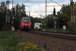 An der Einfahrt von Saalfeld treffen sich am 28.09.2015 der 442 269 und VT 326 (650 265-1) von der Erfurter Bahn.