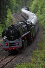 01 0509 rollt am Zugschluss hinab nach Neuenmarkt-Wirsberg.