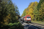 223 032 der EVB mit einem Kesselwagenzug aus Cheb Richtung Regensburg bei Wiesau, 15.10.2017