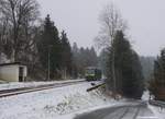 Haltestelle Rothenbürg bei Selbitz. Am 09.12.2017 kommt der AG 650 von Hof her den Berg herunter. Nicht mehr für alle Züge ist das ein Bedarfshalt aktuell. Vor wenigen Jahren hat man modernisiert und hier etliche neue Lampen, das Informationssystem und neue Stationschilder aufgestellt.  Früher, zu Bundesbahnzeiten, da stand der Ortsnahme nur am Häuschen und es standen maximal 3 oder 4 Glühlicht-Funzellampen. War aber schööön idyllisch mit dem Schienenbus....