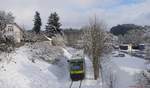 Einfahrtkurve Bahnhof Selbitz am 21.01.2018. Ein AG 650 kommt von Hof her um die Ecke. Es hatte vorher geschneit, das Wintermärchen war da. Früher kam rechts von dem Lkw her die Strecke von Helmbrechts herein. Sie wurde leider stillgelegt und schon 1976/77 bis Schauenstein abgebaut....1985 verschwand der Rest bis Helmbrechts, wenn ich recht erinnere.