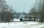 Am 20.12.2012 war dieser Werbe-Desiro der VBG auf der Strecke Hof - Selb Stadt im Einsatz. Hier gab es damals noch die Telegrafenleitung und Formsignale in Rehau. Auf dem Foto hat der Zug Rehau hinter sich, man sieht das Einfahrvorsignal und links ein Postenhaus, auch ein Kirchturm lugt raus. Heute ist die alte Technik weg...