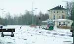 Noch eines vom winterlichen Einsatz des VBG Werbe-Desiro auf Hof - Selb Stadt am 19.12.2012:

Hier der verlässt der Siemens Triebwagen gerade den alten Bahnhof Selb-Plössberg in Richtung Hof. Nach Neubau der Strecke nach Asch und dem Neubau dieser Station ist hier kein Stein mehr auf dem Anderen...... Dezember 2015 ging die moderne Bahn hier in Betrieb, nach Selb Stadt fährt man aber immer noch. Gott sei Dank!