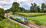 Lz der funkelnagelneuen Gysev Loks 471 502 und der 471 002 fährt am 11.7.2017 in Langenisarhofen vorüber nach Süd.