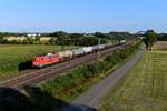 Am Abend des 19. Juli 2018 kam ein Kesselwagenzug aus Ingolstadt über die Donautalbahn nach Donauwörth eingefahren. Geführt wurde er von der 140 432 der BayernBahn. Bei Nordheim konnte ich den Zug im schönsten Abendlicht ablichten. 