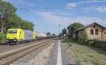 119 007 fuhr am 4.9.15 mit einem Güterzug Richtung München auf Gleis 2 durch den Bahnhof Herrnberchtheim.