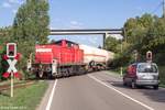 294 902 schob am 4.9.15 die Güterwagen von der Mainländebahn über die Staatsstraße 2418 bergauf in den Bahnhof Marktbreit zurück.