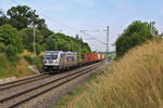 Metrans 187 510-3 rollt mit einem Containerzug durch Oberdachstetten in Richtung Würzburg. (20.06.2023)