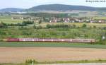 Am 26.5.09 fuhren noch lokbespannte Regionalbahnen im Altmühltal. Kurz vor Treuchtlingen kommen die Züge am Ort Graben vorbei, der neben dem berühmten  Karlsgraben  liegt. 

