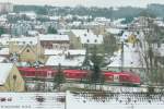 Blick über die Dächer von Ansbach nach Süden auf eine RB nach Würzburg am 14.12.12. Seit 2012 haben die  Mopsgesichter  der Baureihe 440 fast alle Leistungen auf der KBS 920 übernommen.