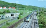 Oberdachstetten, Dispolok ES 64 U2 fährt mit ihrem Güterzug nach Würzburg ohne Halt durch Gleis 2. (18. Mai 2005)