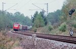 Bei der  Munasiedlung  liegt Strecken-km 73: Links neben 152 623 mit einem Güterzug nach Würzburg zweigte früher ein Gleisanschluss zum nahen Bundeswehr-Depot ab.