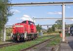 294 902 holte am 4.9.15 Güterwagen vor der Mainländebahn ab. Dabei unterfuhr sie mehrere Industriebrücken. (Blick nach Osten)