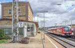 Wie immer hielt 440 302 als RB nach Würzburg in Ochsenfurt auf Gleis 2. Der Hausbahnsteig wird planmäßig nicht mehr genutzt, daher müssen die Fahrgäste fast immer durch die Unterführung laufen. Auf dem Zettel im ehemaligen Stellwerksanbau stand, dass das Empfangsgebäude zu verkaufen war. 