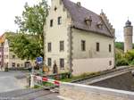 Die markante Drehschanke an der Jahnstraße sichert den Bahnübergang zwischen Ochsenfurter Altstadt und Mainbrücke.