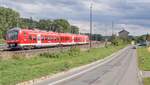 440 311 fuhr am 4.9.15 in Goßmannsdorf vom neuen Bahnsteig Richtung Würzburg ab. Der Weg vom Dorf dorthin hatte sich durch die Unterführung am Empfangsgebäude erheblich verkürzt.