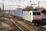 Die 486 505 der BLS mit einem KLV von Hamburg nach Verona in Rosenheim am 04.12.2013