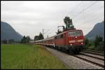 111 052 (9180 6111 052-7 D-DB) zieht einen RE nach Kufstein.