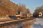 186 283 von Railpool derzeit von Lokomotion angemietet fhrt mit einem KLV in Richtung Rosenheim.Bild entstand in Aling am 25.1.2012