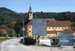 Inzwischen Geschichte: der Bahnbergang  Klosterweg  am Kloster Reisach in Kilometer 23,647 an der Strecke Rosenheim–Kiefersfelden(–Kufstein). Am 20.10.2014 waren die Arbeiten an der neuen Straenunterfhrung in vollem Gange.