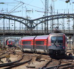1116 213 schlängelt sich mit dem RJ 67 (München Hbf - Budapest-Keleti) durch das Gleisvorfeld vom Hauptbahnhof München.