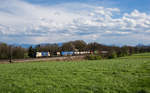 1216 952 der WLC fährt mit einem umgeleiteten KLV bei Hilperting in Richtung München, aufgenommen am 10. April 2017.