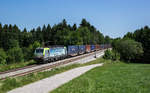 475 404 der BLS, welche momentan im Einsatz für Lokomotion ist, fährt mit einem Containerzug bei Grabenstätt in Richtung München, aufgenommen am 13. Juni 2017.