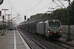 Mit einem Containerzug nach Aalen fuhr am 12.09.2017 bei einem Regenschauer die 193 776 durch den Bahnhof von Zorneding durhc in Richtung München.