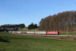 193 283 war mit dem  Snälltaget-Skizug  am 30. Dezember 20223 bei Axdorf im Chiemgau in Richtung Salzburg unterwegs.
