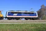 Die 110 043-6 mit Bauzug bei Übersee am 30.03.2014