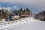 1116 157  Polizei  fährt mit einem RJ durch die winterliche Landschaft bei Grabenstätt.