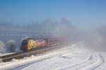 1116 153  ÖAMTC  fährt bei sich langsam auflösendem Nebel mit einem RJ bei Grabenstätt in Richtung Innsbruck, aufgenommen am 28. Januar 2017.