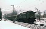 Mit einem Nahverkehrszug nach Berchtesgaden ist 144 507-1 am 30.12.1977 bei Bischofswiesen unterwegs