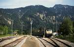 Als 218 321-8 mit einem RE nach München im Juni 1991 auf die Ausfahrt wartet, waren die alten Gleisanlagen im Bahnhof Bayrischzell noch weitgehend vorhanden.