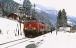 Winter im Bayerischen Oberland: Anfang Januar 1985 legt 218 312-7 mit einem Zug von Bayrischzell nach München einen Zwischenhalt in Geitau ein