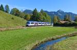 Mal wieder Urlaub an meiner Lieblingsstrecke gemacht: Ende Juli 2020 haben LINT 54 der Bayerischen Regiobahn die Integrale abgelöst und aus der Bayerischen Oberlandbahn ist die RB 55 geworden. Sonst hat sich wenig geändert, immer noch passieren die Züge laut pfeifend mit maximal 20 km/h den unbeschrankten Bahnübergang an der Fischeralmstraße in Aurach wie dieses LINT 54-Doppel am 23.09.2021. Allerdings finden momentan umfangreiche Bauarbeiten statt, denen u. a. auch die Formsignale im Bahnhof Schliersee zum Opfer fallen dürften.