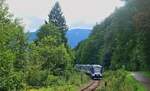 Direkt am Schliersee fährt der VT 494 der Bayerischen Regiobahn am 30.08.2023 auf seinem Weg von Bayrischzell nach München entlang.