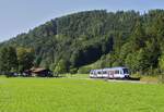 Am Cafe Krugalm vorbei fährt ein LINT 54 der Bayerischen Regiobahn am 06.09.2023 nach Bayrischzell