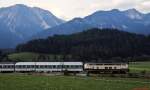 Vor der Kulisse von Miesing und Aiplspitz ist eine 218 im Sommer 1994 bei Osterhofen (Strecke München - Bayrischzell) unterwegs