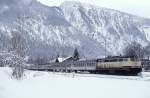 Da bei uns am Niederrhein partout kein Schnee fallen will, hilft nur der Blick ins Archiv: 218 354-8 steht Anfang Januar 1986 abfahrbereit mit einem Nahverkehrszug nach München im Bahnhof Bayrischzell