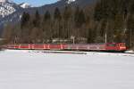 Die 111 023-8 zieht die RB von Mnchen nach Innsbruck in Klais am 03.03.2013