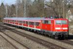 Die 111 026-1 schiebt die RB von Garmisch Partenkirchen nach Mnchen durch Stockdorf am 15.04.2013